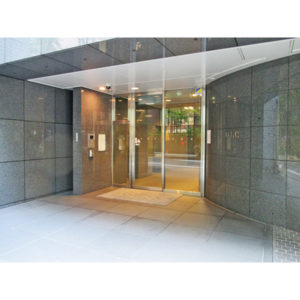 事務所のビルのエントランス